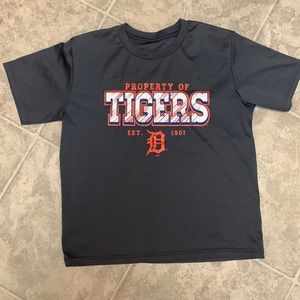 Size medium quick drying athletic Detroit tigers baseball youth shirt